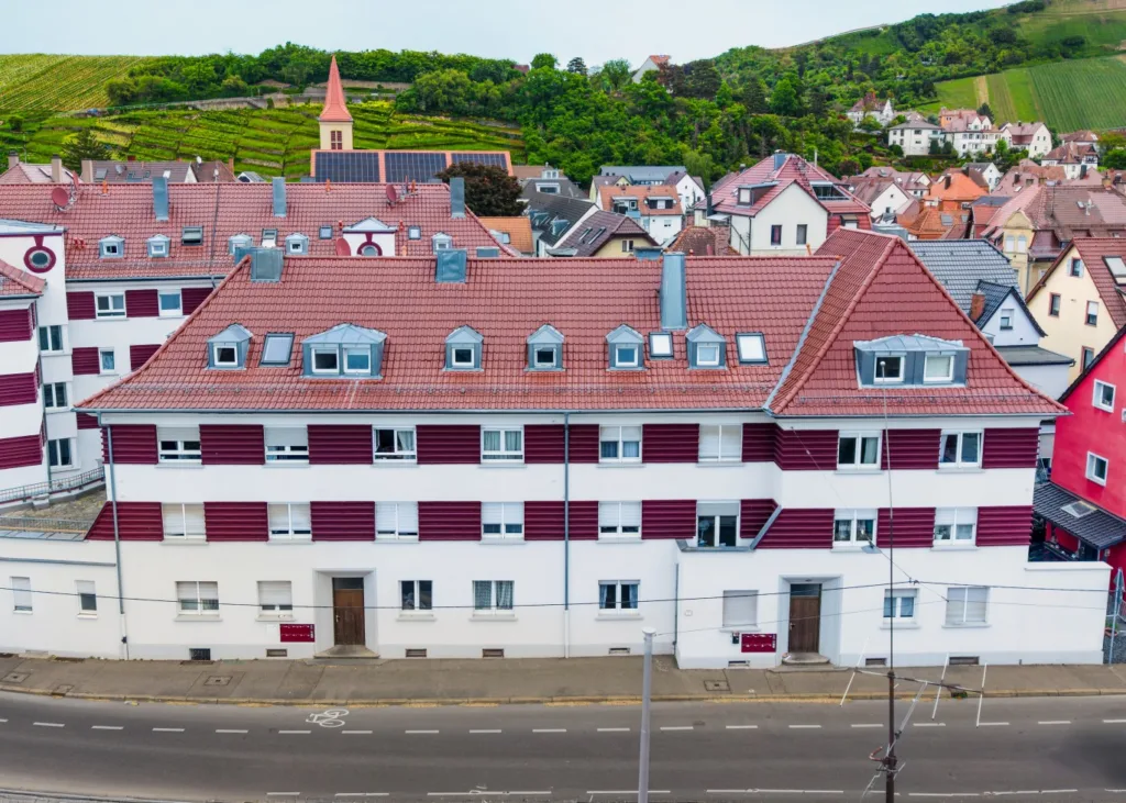 Das Bild zeigt eine moderne Kapitalanlage in einer ruhigen Wohngegend von Stuttgart mit überwiegenden Einzelhäusern, was die Lebensqualität in der Umgebung unterstreicht
