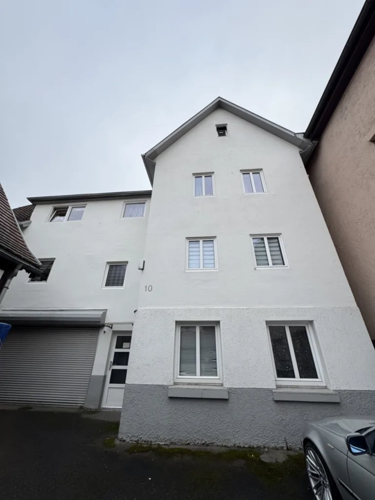 Ein mehrstöckiges Wohngebäude in Stuttgart, das eine moderne Fassade aufweist und für Kapitalanlage-Immobilien geeignet ist